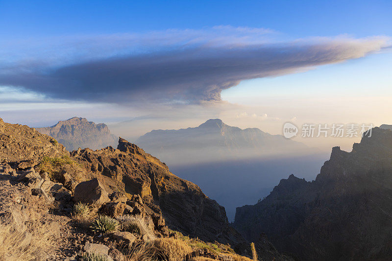 火山从La Palma喷发，Cumbre Vieja fumarole，从Roque de los Muchachos看。巨大的喷发柱驱逐10 /15/2021
